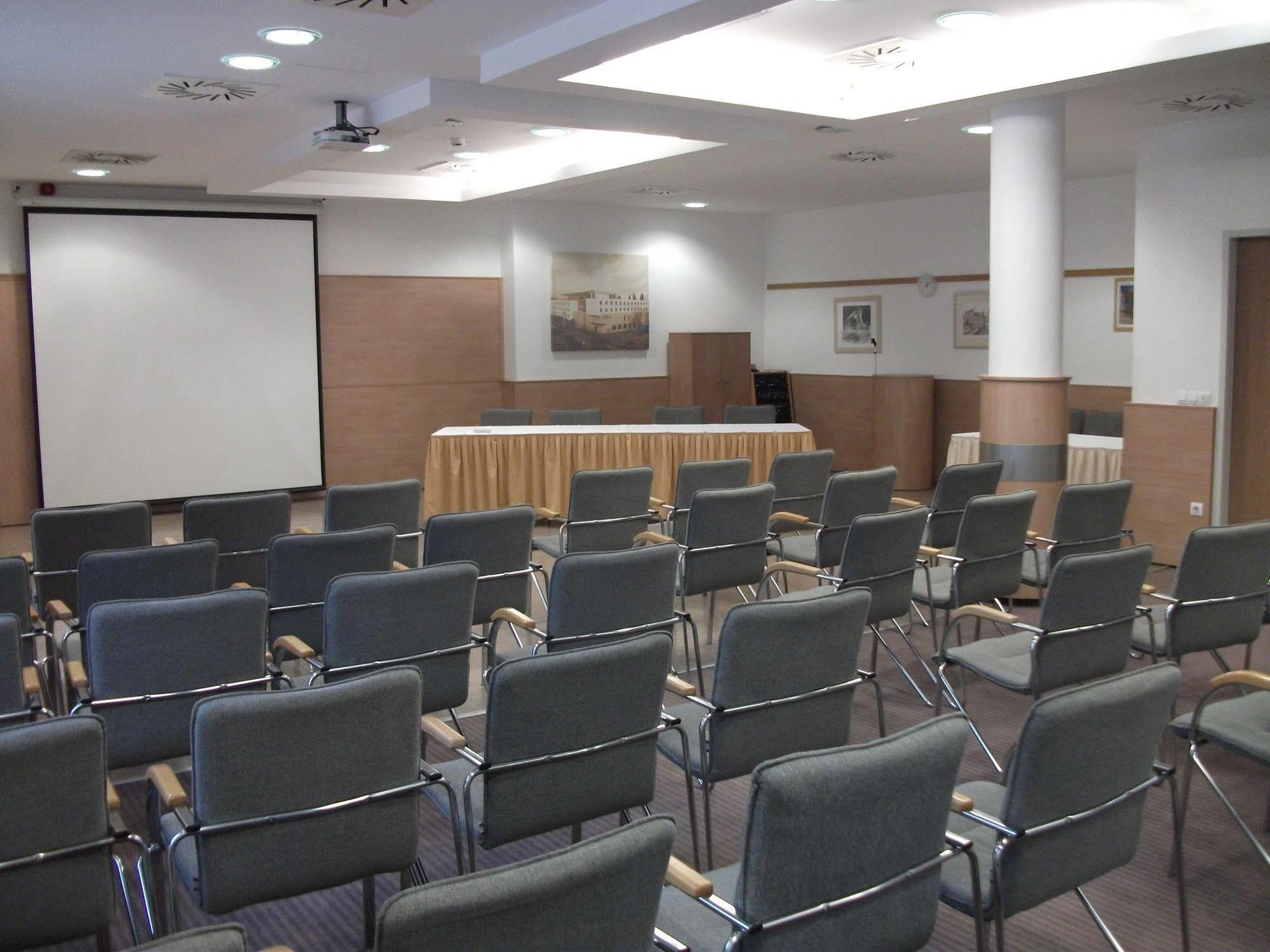 Famulus Kollégium Győr Extérieur photo